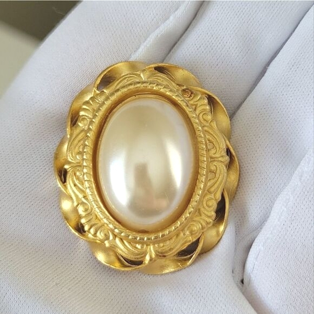 Brooch Vintage Matte Gold Tone Faux Pearl Oval Brooch #0174